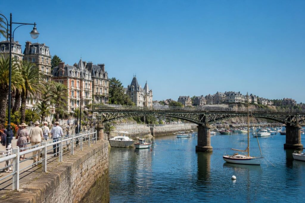 découvrez dinard depuis saint-malo en traversant la rance et explorez la charmante station belle époque, idéale pour une escapade élégante et panoramique.