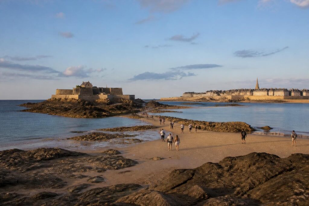 découvrez comment rejoindre à pied les îlots de grand bé et petit bé à saint-malo, explorez ces sites historiques accessibles lors de la marée basse et vivez une expérience unique en bretagne.