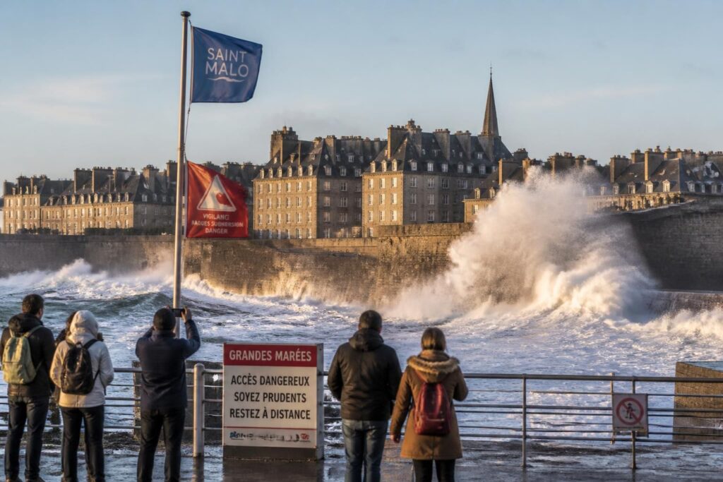 découvrez les grandes marées à saint-malo : apprenez à les comprendre, à les prévoir et à profiter de ce spectacle naturel en toute sécurité.