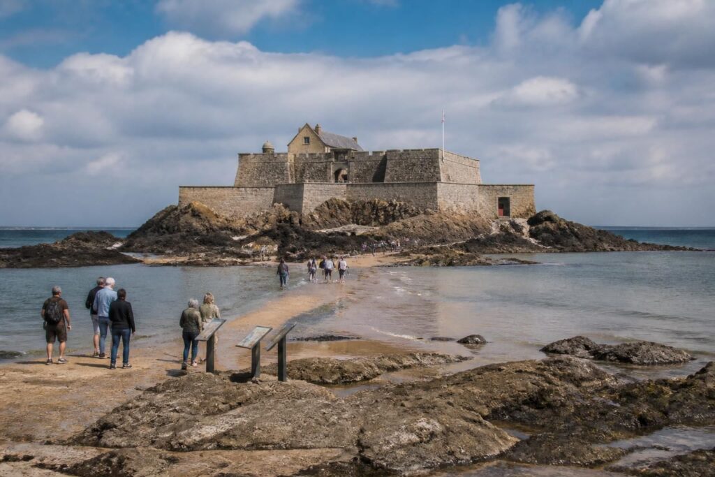 découvrez le fort national de saint-malo : accès unique selon les marées, visite guidée passionnante et riche histoire maritime.