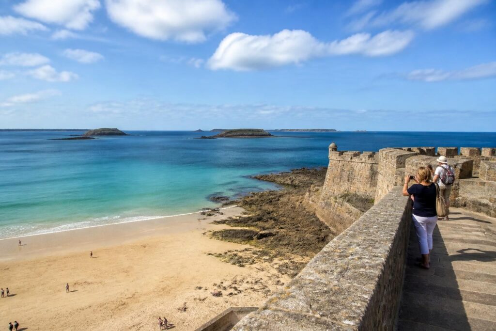 découvrez que faire à saint-malo avec notre guide ultime : explorez les remparts historiques, profitez des plages magnifiques et visitez les îles incontournables pour un séjour inoubliable.