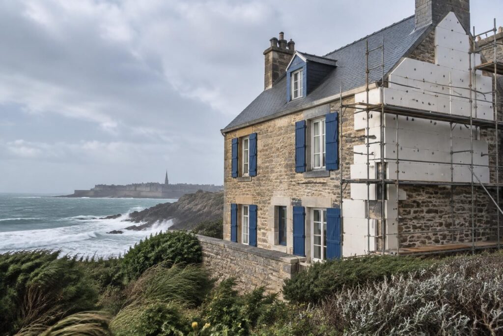 Isoler une maison face à la mer : humidité et embruns à Saint-Malo